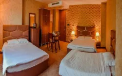 هتل فلاح رامسر - اتاق 5 تخته (2 تخت 2 نفره 1 تخت 1 نفره)