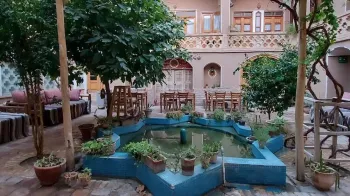 اقامتگاه بومگردی خانه نقلی کاشان - نمای محوطه