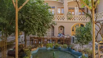 اقامتگاه بومگردی خانه نقلی کاشان - نمای محوطه