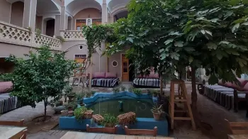 اقامتگاه بومگردی خانه نقلی کاشان - نمای محوطه