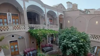 اقامتگاه بومگردی خانه نقلی کاشان - نمای محوطه