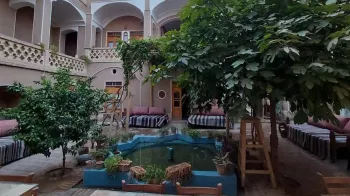 اقامتگاه بومگردی خانه نقلی کاشان - نمای محوطه