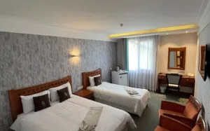 هتل ثامن مشهد - اتاق 3 تخته (1 تخت 2 نفره و 1 تخت 1 نفره)