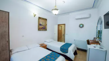 هتل سنتی طلوع خورشید اصفهان - اتاق 3 تخته (1 تخت 2 نفره و 1 تخت 1 نفره)