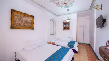 هتل سنتی طلوع خورشید اصفهان - اتاق 3 تخته (1 تخت 2 نفره و 1 تخت 1 نفره)