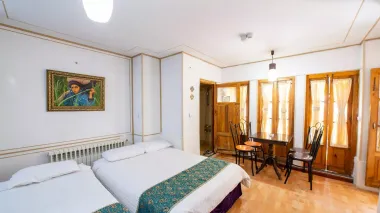 هتل سنتی طلوع خورشید اصفهان - اتاق 3 تخته (1 تخت 2 نفره و 1 تخت 1 نفره)