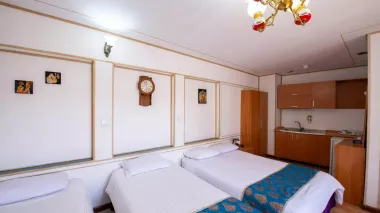 هتل سنتی طلوع خورشید اصفهان - اتاق 4 تخته (1 تخت 2 نفره و 2 تخت 1 نفره)