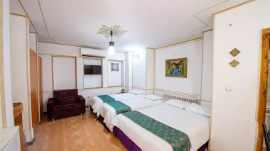 هتل سنتی طلوع خورشید اصفهان - اتاق 4 تخته (1 تخت 2 نفره و 2 تخت 1 نفره)