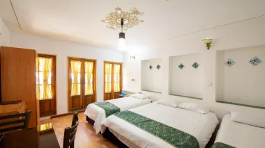 هتل سنتی طلوع خورشید اصفهان - اتاق 4 تخته (1 تخت 2 نفره و 2 تخت 1 نفره)