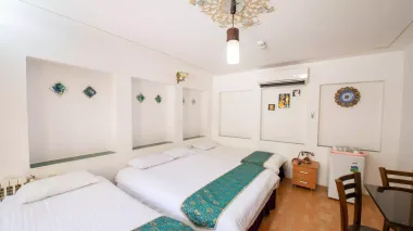 هتل سنتی طلوع خورشید اصفهان - اتاق 4 تخته (1 تخت 2 نفره و 2 تخت 1 نفره)