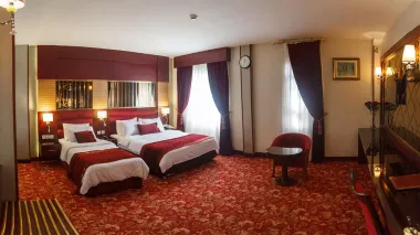 هتل الماس یک مشهد - اتاق 3 تخته (1 تخت 2 نفره و 1 تخت 1 نفره)