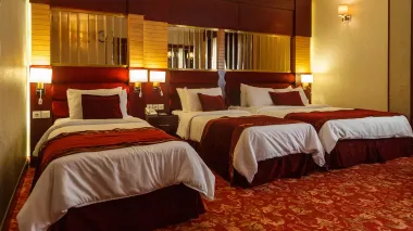 هتل الماس یک مشهد - اتاق 4 تخته (1 تخت 2 نفره و 2 تخت 1 نفره)