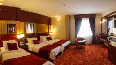 هتل الماس یک مشهد - اتاق 4 تخته (1 تخت 2 نفره و 2 تخت 1 نفره)