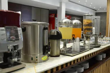 هتل مروارید تهران - میز سلف نوشیدنی