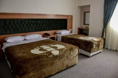 هتل بزرگ فردوسی تهران - اتاق 3 تخته (1 تخت 2 نفره و 1 تخت 1 نفره)