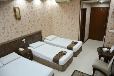 هتل گل گندم مشهد - اتاق 4 تخته (1 تخت 2 نفره و 1 تخت 1 نفره)