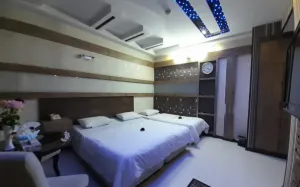 هتل گل گندم مشهد - اتاق 3 تخته (1 تخت 2 نفره و 1 تخت 1 نفره)