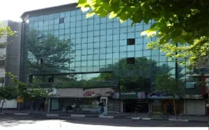 مهمانپذیر کشاورز تهران - نمای بیرونی 