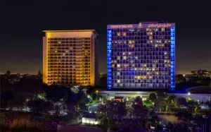 هتل بین المللی پارسیان استقلال تهران - نمای بیرونی 