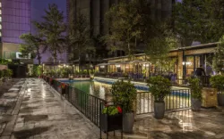 هتل بین المللی پارسیان استقلال تهران - نمای بیرونی 