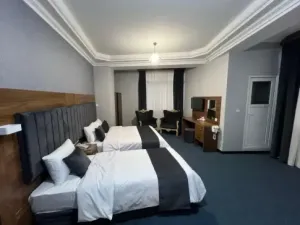 هتل کارا قشم - اتاق 3 تخته (1 تخت 2 نفره و 1 تخت 1 نفره)