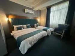 هتل کارا قشم - اتاق 3 تخته (1 تخت 2 نفره و 1 تخت 1 نفره)