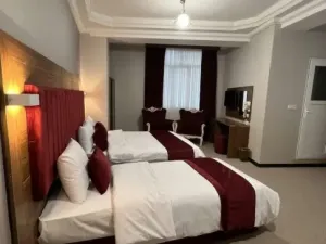 هتل کارا قشم - اتاق 3 تخته (1 تخت 2 نفره و 1 تخت 1 نفره)