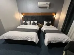 هتل کارا قشم - اتاق 3 تخته (1 تخت 2 نفره و 1 تخت 1 نفره)