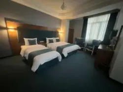 هتل کارا قشم - اتاق 3 تخته (1 تخت 2 نفره و 1 تخت 1 نفره)