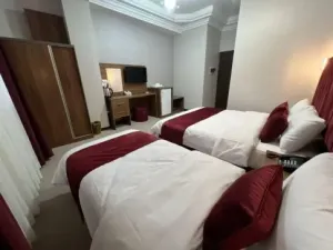 هتل کارا قشم - اتاق 3 تخته (1 تخت 2 نفره و 1 تخت 1 نفره)