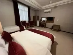 هتل کارا قشم - اتاق 3 تخته (1 تخت 2 نفره و 1 تخت 1 نفره)