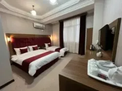 هتل کارا قشم - اتاق 3 تخته (1 تخت 2 نفره و 1 تخت 1 نفره)