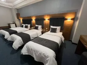 هتل کارا قشم - اتاق 4 تخته (1 تخت 2 نفره و 2 تخت 1 نفره)