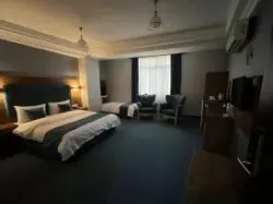 هتل کارا قشم - اتاق 3 تخته (1 تخت 2 نفره و 1 تخت 1 نفره)