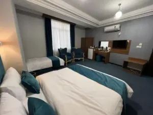 هتل کارا قشم - اتاق 3 تخته (1 تخت 2 نفره و 1 تخت 1نفره)