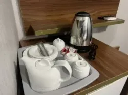 هتل کارا قشم - امکانات اتاق ( سرویس چای )