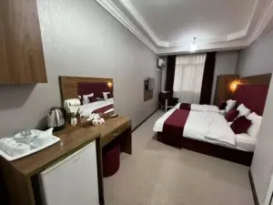 هتل کارا قشم - اتاق 3 تخته (1 تخت 2 نفره و 1 تخت 1نفره)