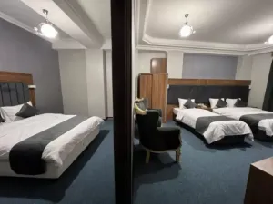 هتل کارا قشم - اتاق 5 تخته (2 تخت 2 نفره و 1 تخت 1 نفره)