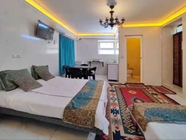 اقامتگاه بومگردی عطاءالدوله شیراز - اتاق 3 تخته (1 تخت 2 نفره 1 تخت 1 نفره)