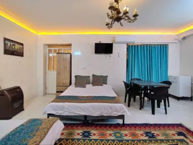 اقامتگاه بومگردی عطاءالدوله شیراز - اتاق 3 تخته (1 تخت 2 نفره 1 تخت 1 نفره)