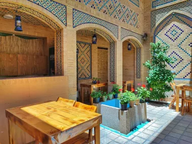 اقامتگاه بومگردی عطاءالدوله شیراز - نمای محوطه