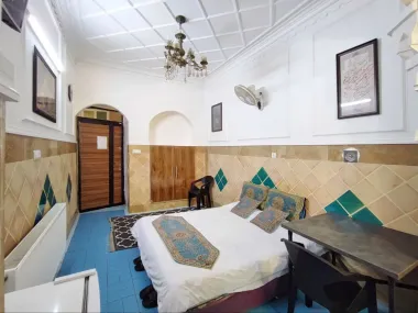 اقامتگاه بومگردی عطاءالدوله شیراز - اتاق 3 تخته (1 تخت 2 نفره)