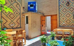 اقامتگاه بومگردی عطاءالدوله شیراز - نمای محوطه