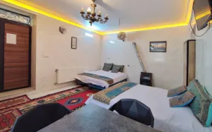 اقامتگاه بومگردی عطاءالدوله شیراز - اتاق 4 تخته (2 تخت 2 نفره)