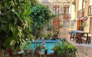 اقامتگاه بومگردی آنا شیراز - نمای محوطه