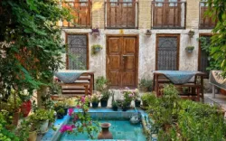 اقامتگاه بومگردی آنا شیراز - نمای محوطه