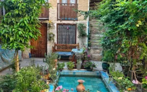 اقامتگاه بومگردی آنا شیراز - نمای محوطه