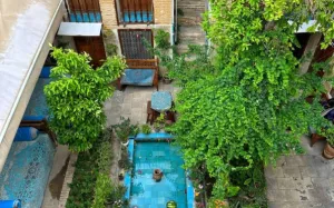 اقامتگاه بومگردی آنا شیراز - نمای محوطه