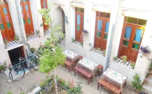 اقامتگاه سنتی ملک تاج شیراز - نمای محوطه