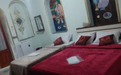 اقامتگاه سنتی ملک تاج شیراز - اتاق 3 تخته (1 تخت 2 نفره 1 تخت 1 نفره)